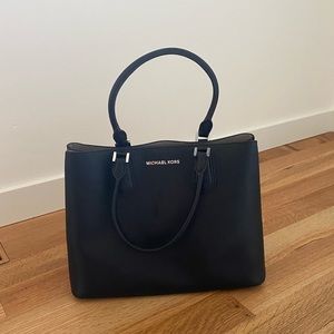 Gorgeous Michael Kors hand bag